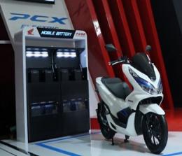 Honda PCX Electric dilengkapi dengan dua unit baterai portable (foto/int) 